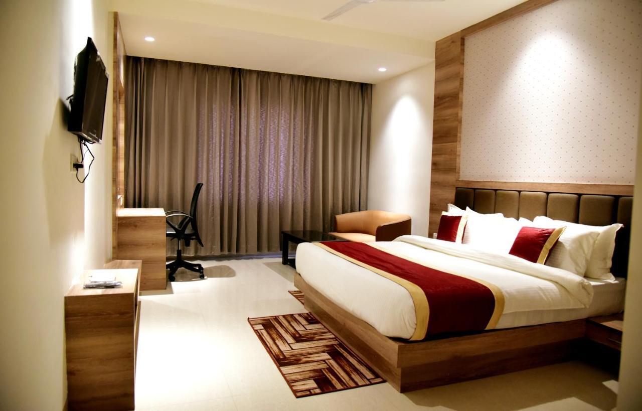 Hotel Crystal Grand Haldwāni Esterno foto