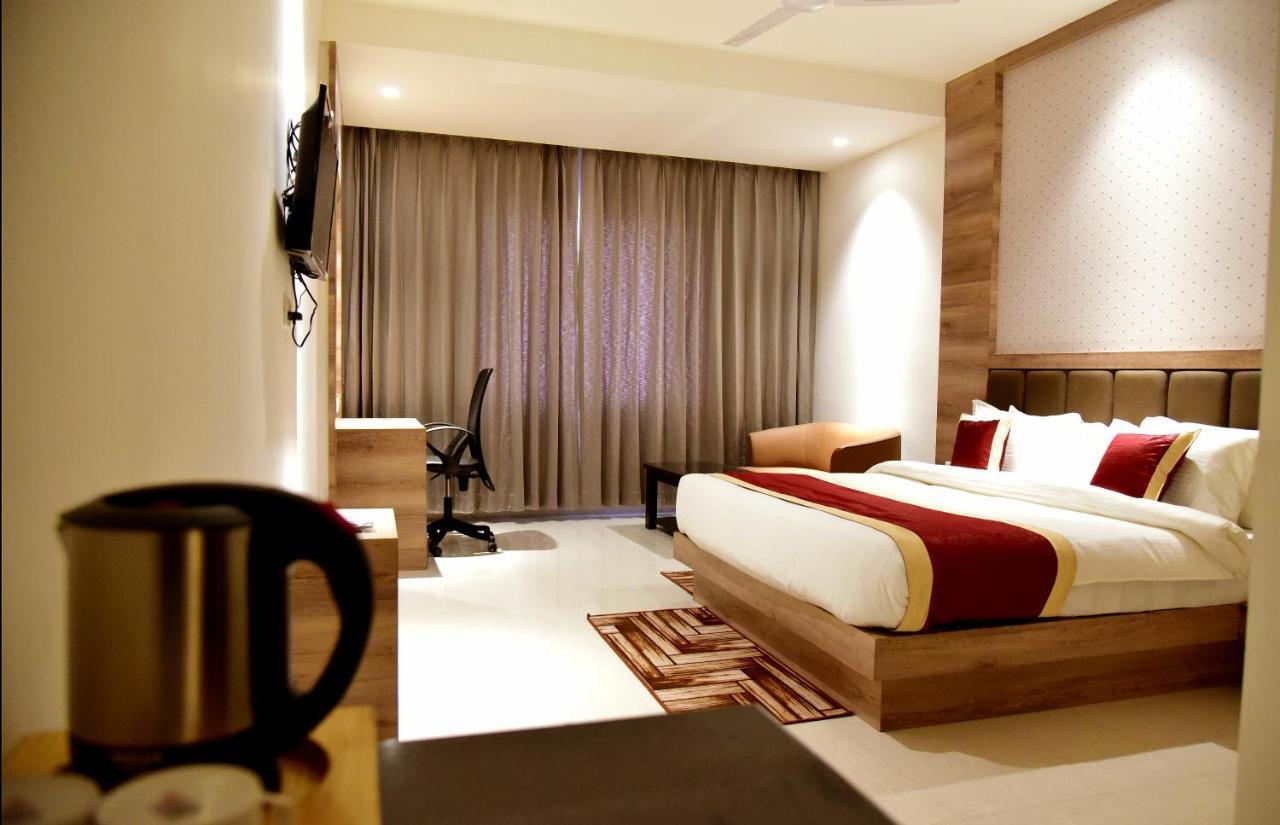 Hotel Crystal Grand Haldwāni Esterno foto