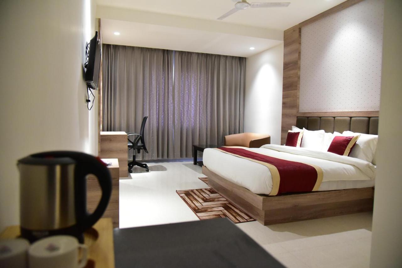 Hotel Crystal Grand Haldwāni Esterno foto