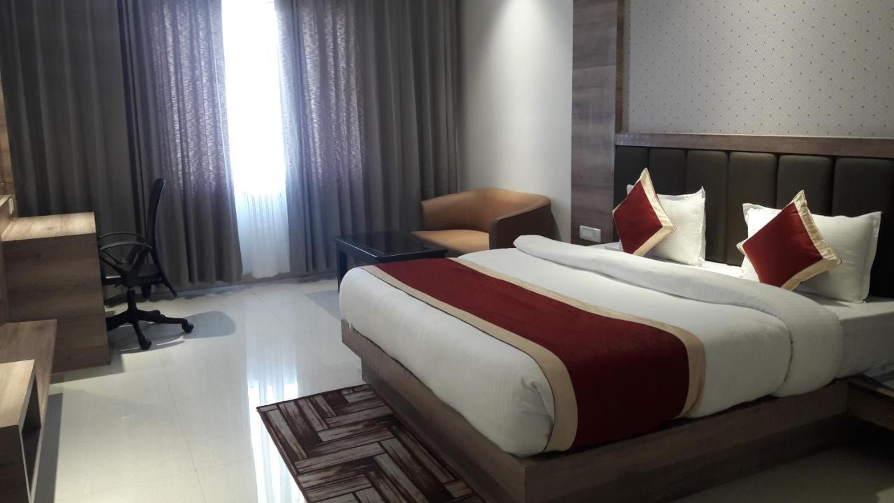 Hotel Crystal Grand Haldwāni Esterno foto