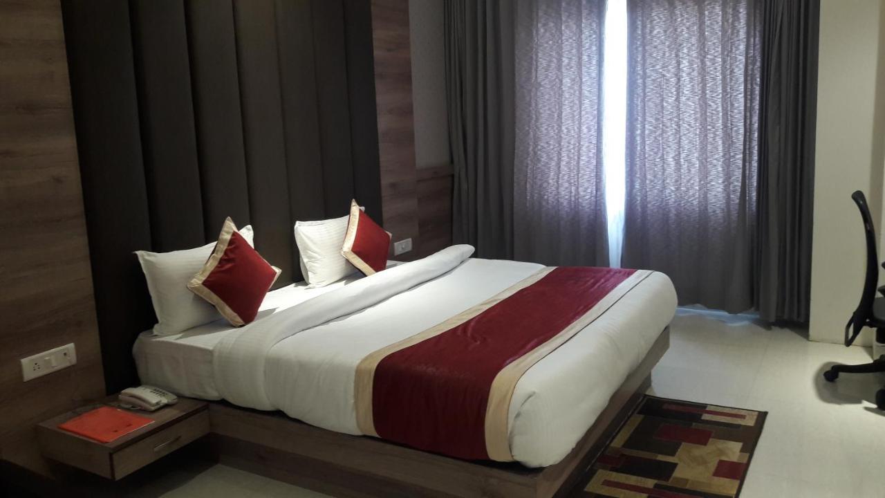Hotel Crystal Grand Haldwāni Esterno foto