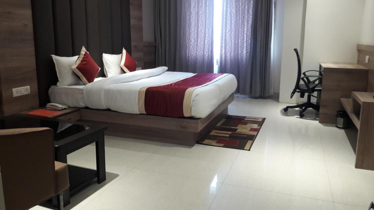 Hotel Crystal Grand Haldwāni Esterno foto